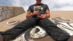 Lapetus: 야외에서 오줌 싸는 펑크 친구