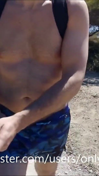 Gå på stranden. Ta av kläderna