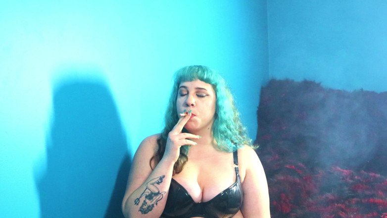 Goddess Kinx: 穿着闪亮的 pvc 胸罩和内裤的 Powersmokingking