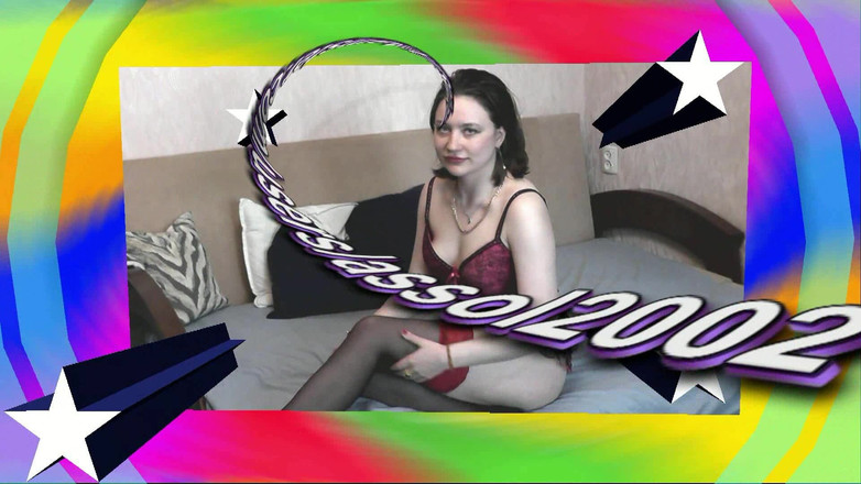 Assol: Solo süßes mädchen Assol. im schlafzimmer ist schöne sexy brünette...