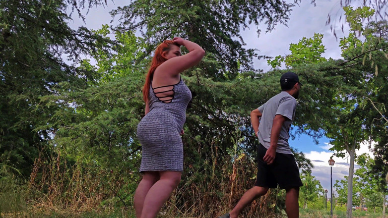 Latincurvyredhead: Ngentot di taman sama tetanggaku sendiri