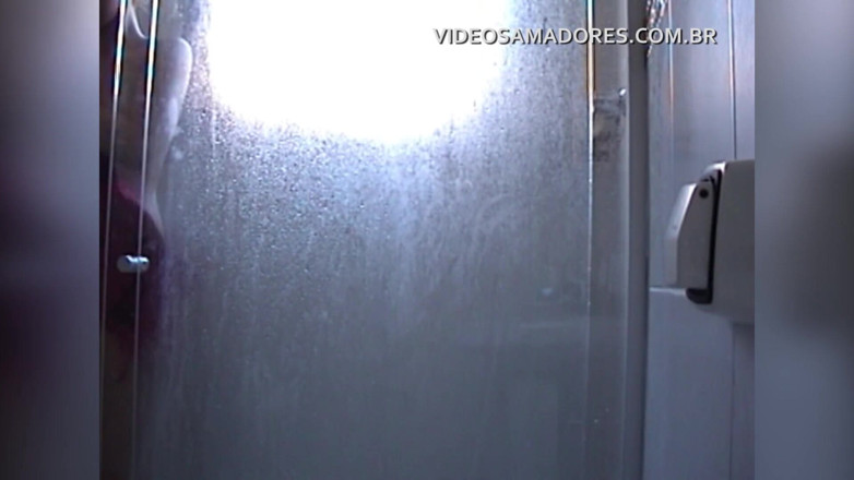 Amateurs videos: Vidéo maison brésilienne d’une jeune brune en train de prendre...