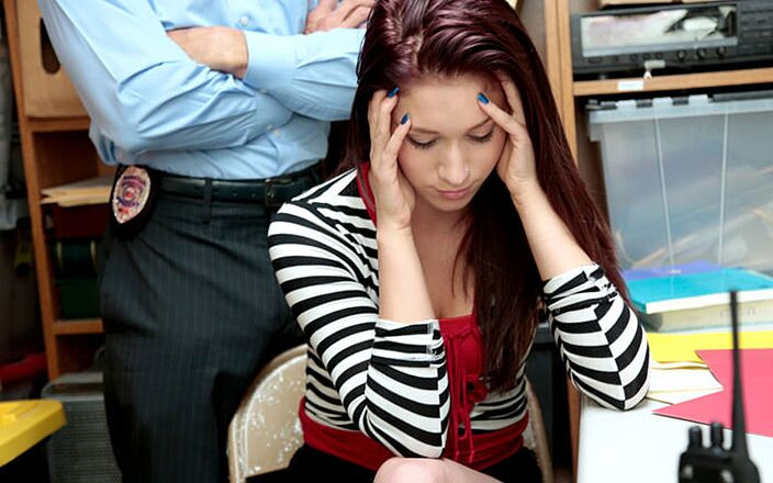 Shop Lyfter: Shoplyfter - zrzka Babe Naiomi Mae zadržení za krádež dostane to,...