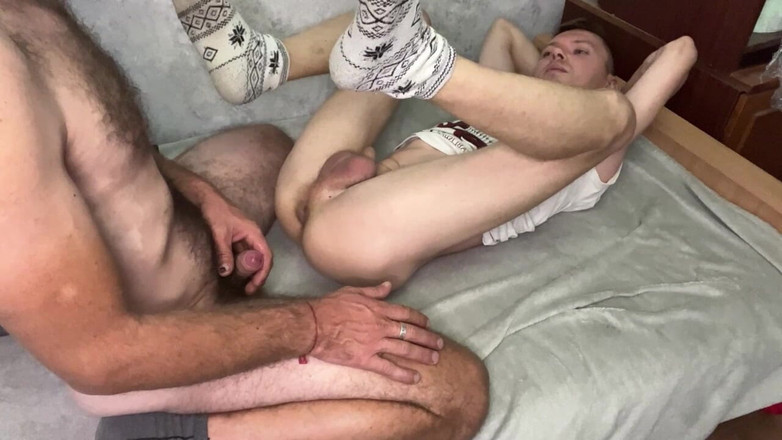 MaxHotty: Klapki z owłosionym gorącym tatusiem