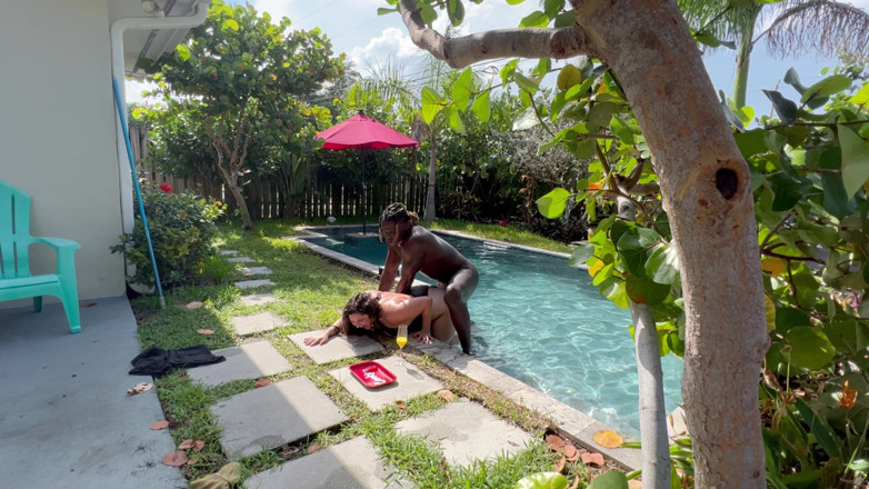 Josie Jaxxon: Spessa hotwife prende il suo primo enorme nero a bordo...