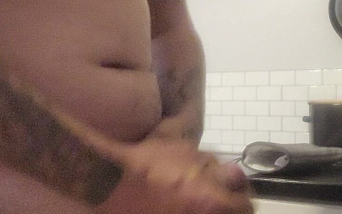 Garywhore: Ragazzo arrapato si masturba, sborra sul bancone della cucina e...