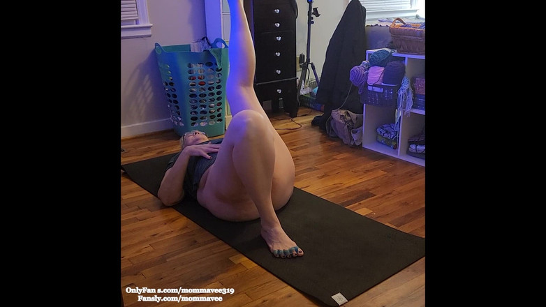 Momma Vee: Sexy MILF dělá kundičku jógu!