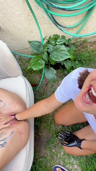 Pervertida Mary fisting sua amiga tatuada ao ar livre e bebe mijo nos joelhos