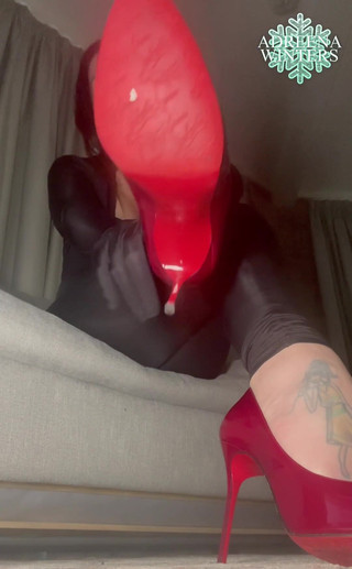 Adreena Winters: Na podlaze a ukliď mi podpatky.