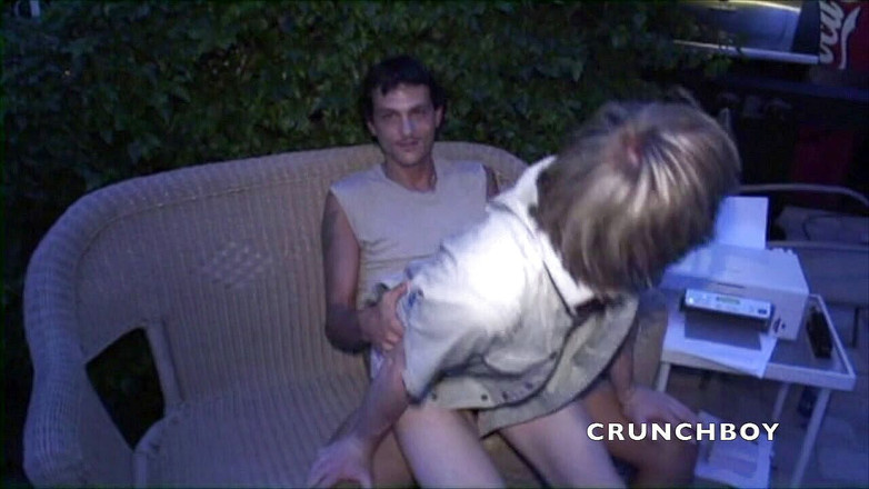 BAREBACK ORGY CLUB: Chupando a todos sus amigos callejeros en la fiesta por...