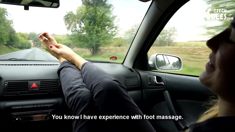 Czech Soles - foot fetish content: Kaki besarnya yang berbau busuk di dalam kereta adalah giliran