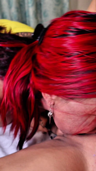 Milf troia scopata dal direttore dopo una scena di sesso lesbico