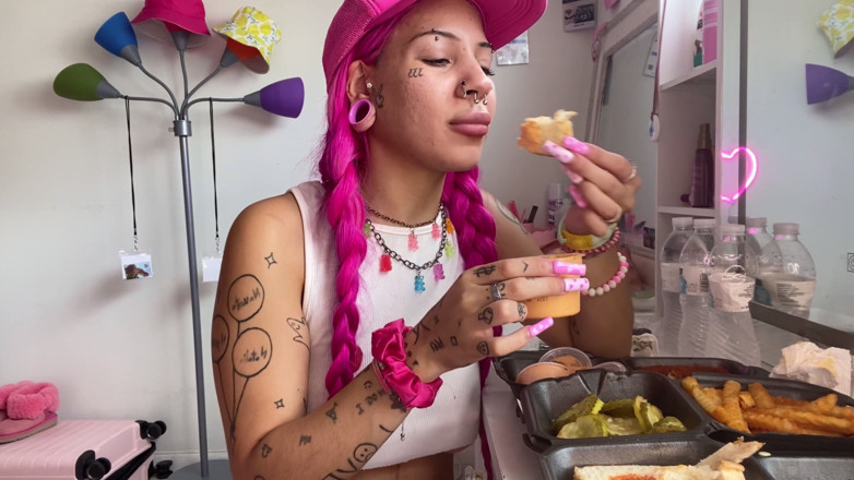 Nali Marie: 매운 음식 Mukbang Vlog 엑스트라 핫한 모짜렐라 스틱