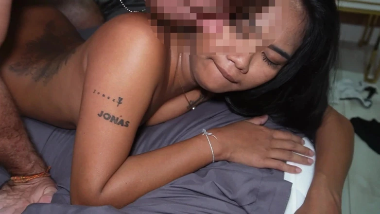 Blond_withasian: 性感亚洲少女被巨型鸡巴蹂躏，嘴里含着精液