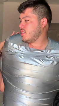 Baculatý chlap sleduje doma lepicí pásku Bláznivá děvka (epizoda 1 ze 2)
