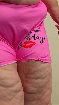 Robisz bałagan na moich majtkach !! - Kamerzysta zaczął szarpać ładunki swojej spermy na swoich majtkach pornstar w mediach społecznościowych