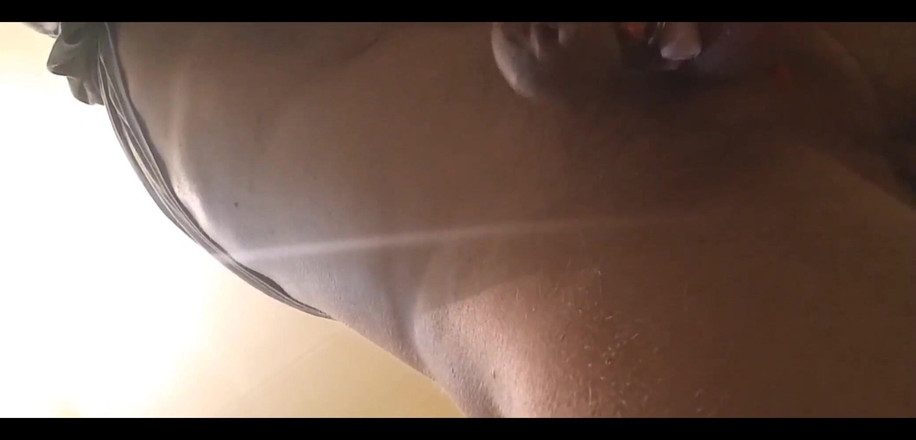 Juliaporno3: Il vero maschio squirta da un plug anale di metallo...