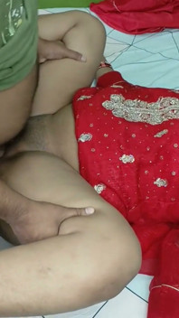 Indická desi Bahu-sasur romantika, vesnice Sasur Ji tvrdě šuká její Bahu, zatímco ona sama doma hindský zvuk