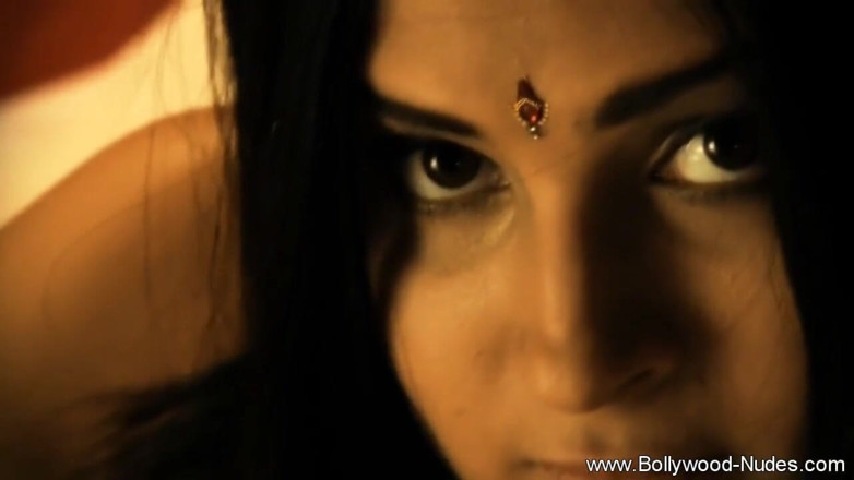 Bollywood Nudes: Seduction by the light of India