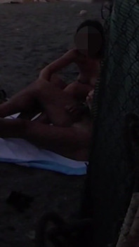Mostro Il Mio Cazzo Davanti Alla Mia Figliastra in Una Spiaggia Pubblica E Lei Mi Aiuta a Sborrare Davanti a Tutti Rischioso