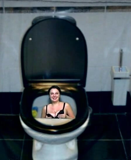 Sexy Milf: Kate si lava in bagno mentre balla parte dopo parte...