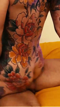 Tento potetovaný dospělý králík chce být ošukán bez sedla do zadku