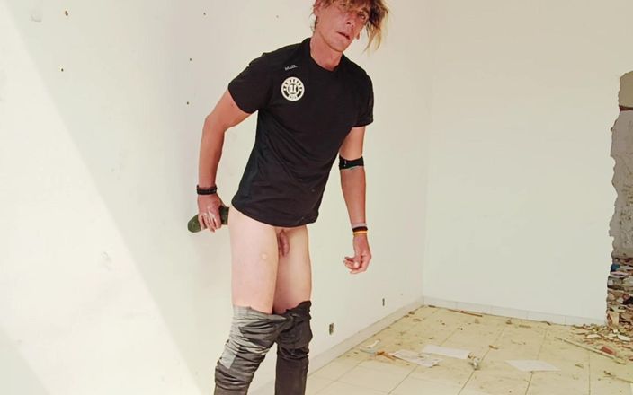 Culopeke: Young Man Sings to Open His Ass