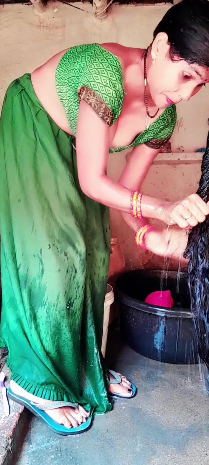 Renudbf: Як сільська бхабхі приймає ванну?