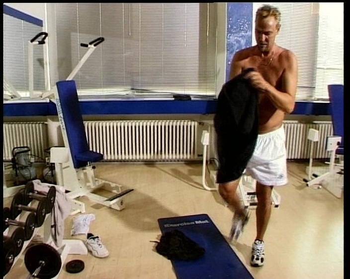 German Threesome: Jest drobną niemiecką nastolatką, która lubi się podwójnie penetrować