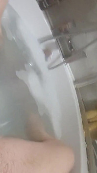 Aku penasaran banget ganas banget waktu lagi mandi!