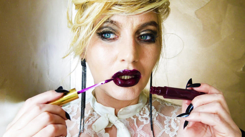 Goddess Celine: Domina – lippenstift-sexkisses