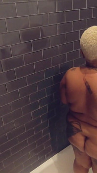 Diosa de lujo juega en la ducha