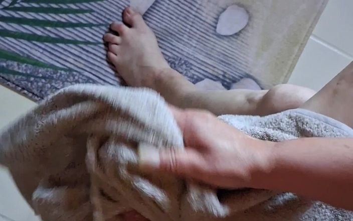 Hot-Pussy66: Tvätta smutsiga fötter i badkaret