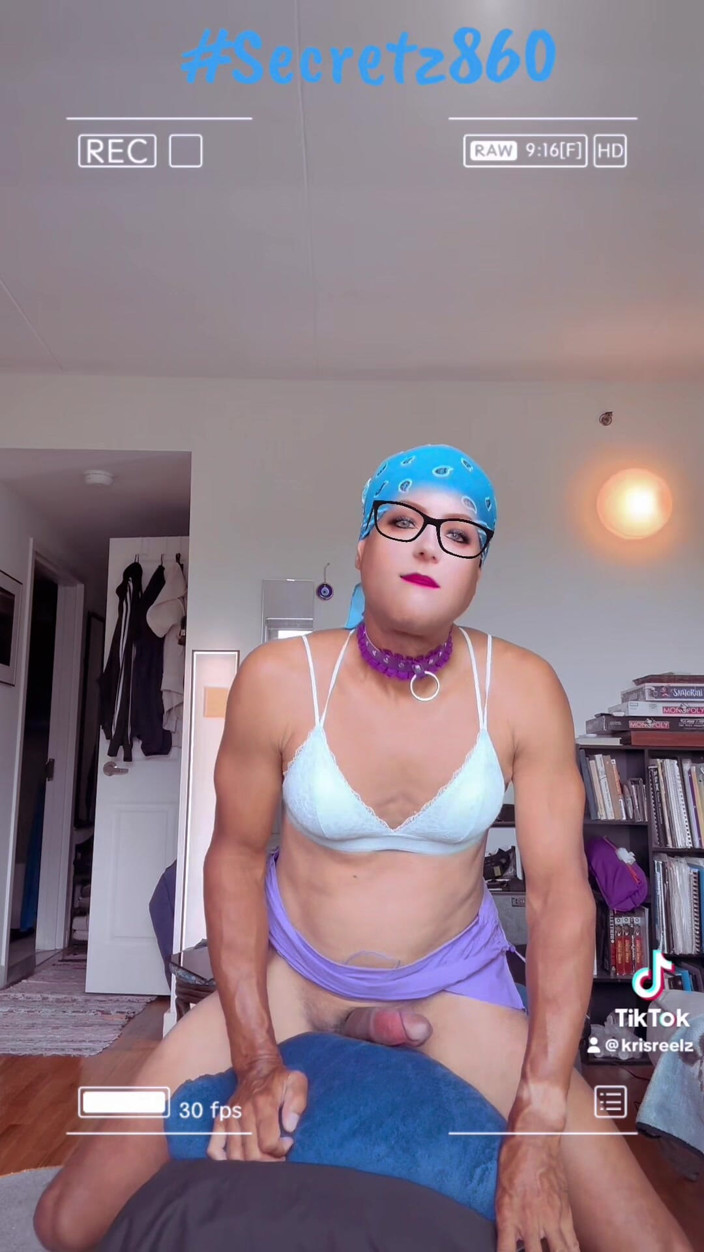 Creative Self Pleasure: Kris Reelz - Transando Com Uma Pilha De Travesseiro Como Uma...