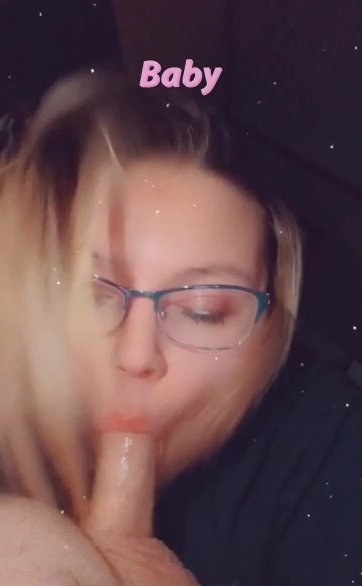 Funhousewife69: 직장에서 자지를 빨아, 빨고 일해야해