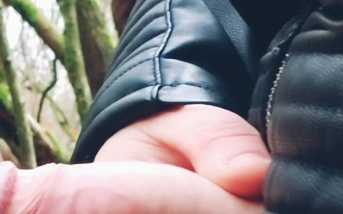 Amreis: Masturbation dans la forêt à la fin de l’automne. une promenade...