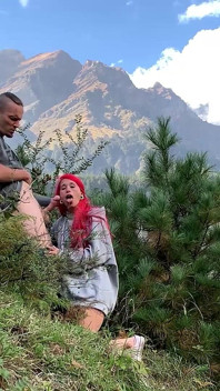 Dağ yürüyüşünde minyon kızıl saçlı için sakso ve domaltarak sikiş
