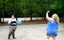BBW nurse Vicki adventures with friends: Angie Kimber a já si hrajeme s balónky venku