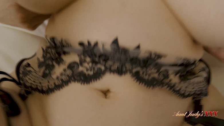 Aunt Judy's XXX: AuntJudysXXX - Bystig Rödhårig MILF Melodi Mynx HJälper Dig Med Dina...