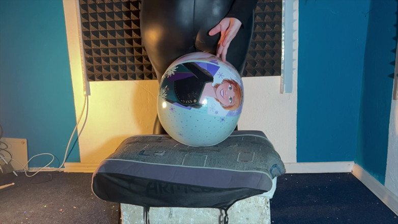 BeachBallsDuo: Частина 3 з 3 - Lucys Mega Beachball Sit pop добірка 2024-2025