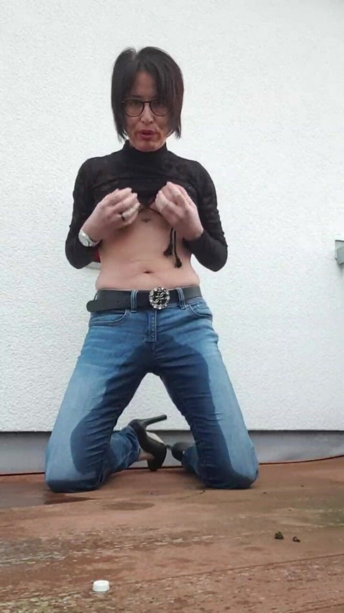 JulieEroticDress: Muncrat di jeans