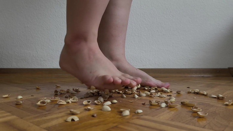 Your QueenXoXo: 130 kg kadın Fıstık kabuklarında yürüyor - çıtır çıtır sesler