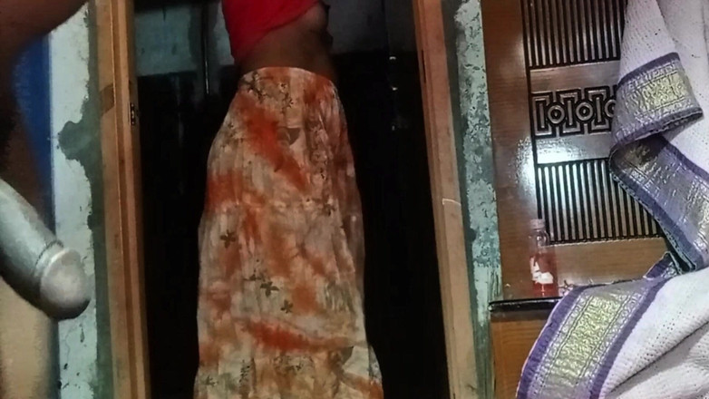 Deshi women: 学生在学校商店里的行为传播开来