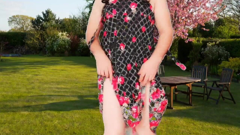 Kitty_Cross: Đụ tôi trong vườn trước mặt hàng xóm