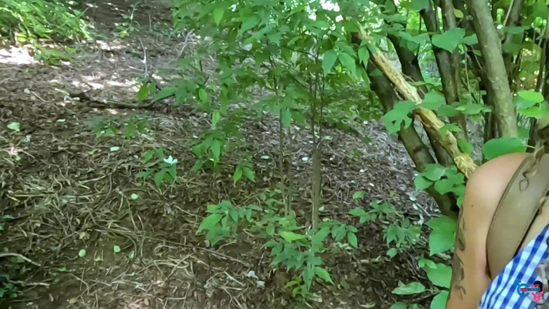 effeemme1: Italiensk tjej får en kuk att komma i parken som...