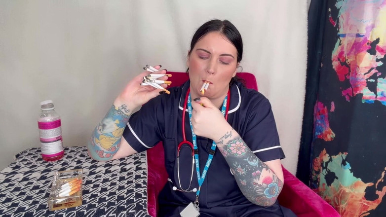 MissFFW: Jururawat Ffw Merokok Berbilang Rokok Pada Masa Yang Sama