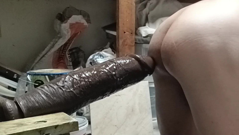 Elgloton: Sentiasa Menentang Dildo Besar