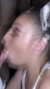 Due ragazze sexy si fanno riempire la gola di sperma fresco