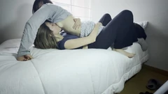 내 직원이 집을 진공 청소기로 청소하는 것을 보게되었고, 그래서 나는 그녀와 함께 가위를하고 그녀의 원뿔을 먹게되었습니다.