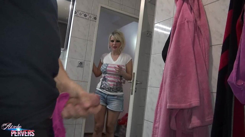 Aische Pervers: Meio-irmão pego se masturbando de calcinha